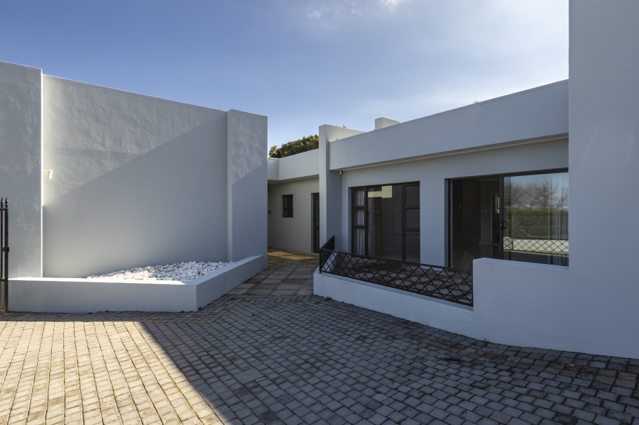 To Let 4 Bedroom Property for Rent in Helderberg Estate Western Cape